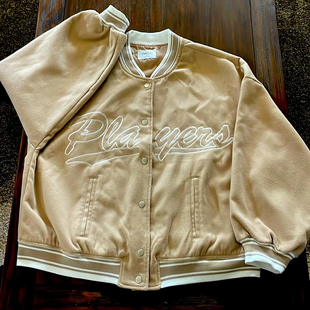 I am selling a tan Leatherman jacket with the logo players on the front.
